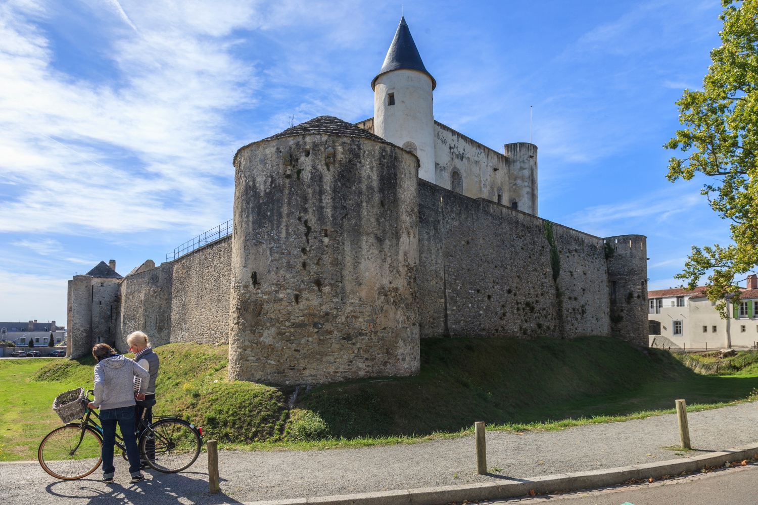 Château médiéval de Noirmoutier dominant le centre historique de l'île