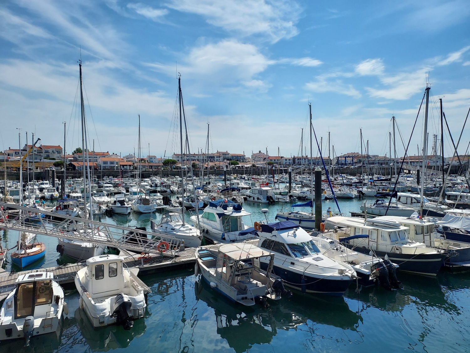 Port de pêche de l'Herbaudière avec bateaux et quais de Noirmoutier