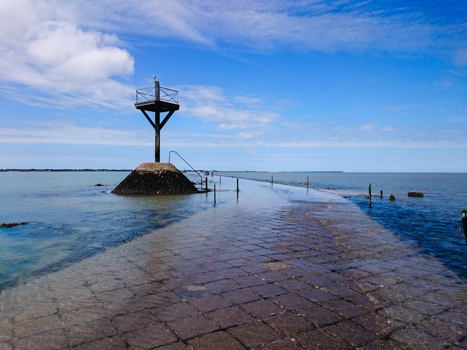 Passage du Gois à marée basse reliant Noirmoutier au continent