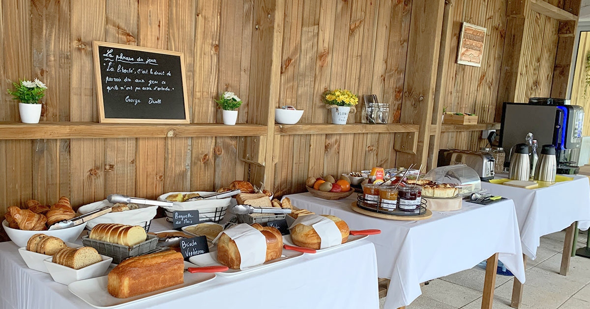 Profitez du délicieux buffet petit-déjeuner de la Maison Esperanza sur l'Ile de Noirmoutier en Vendée